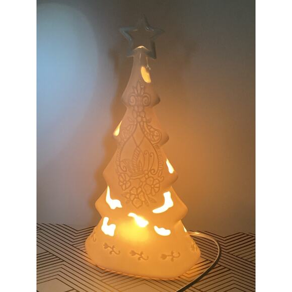 1960’s Vintage White Pierced Christmas Tree Village Decoration 11.5” - Picture 4 of 8